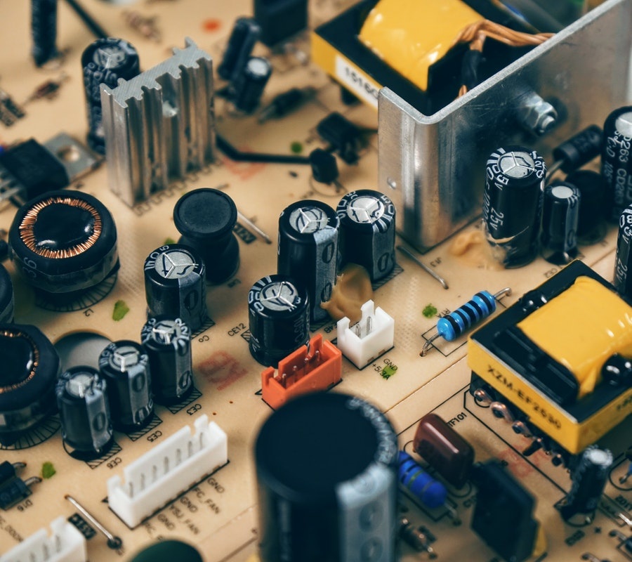 black transistor beside capacitor