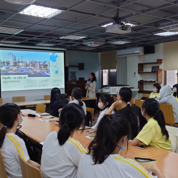 The University of Western Australia visits Taipei Municipal Jingmei Girls High School